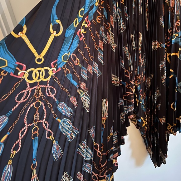 Zara Basic pleated accordion skirt with chain & tassel print on black background - Picture 2 of 5